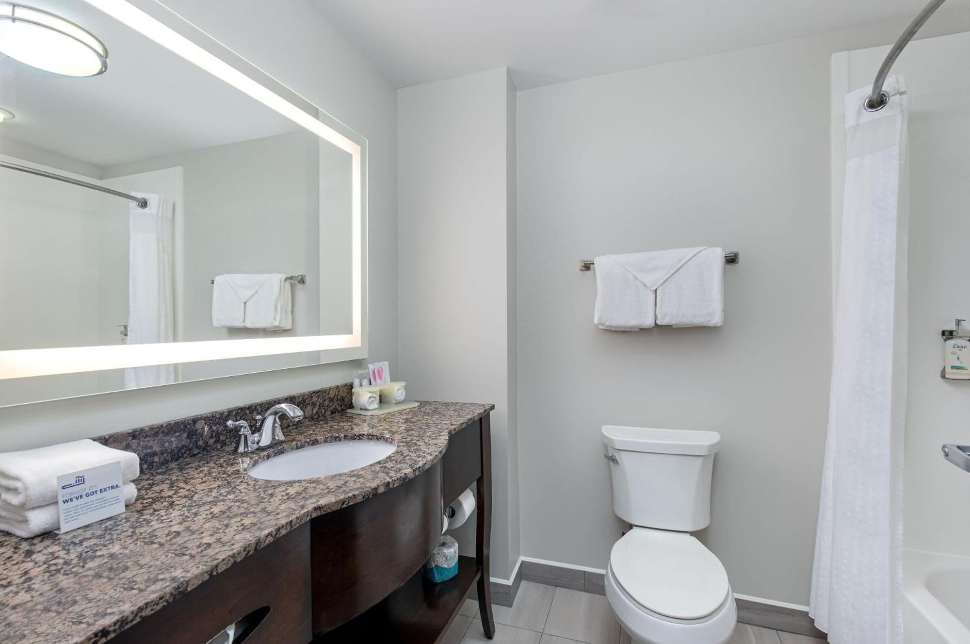 Holiday Inn Express & Suites - Cleveland Northwest By Ihg מראה חיצוני תמונה