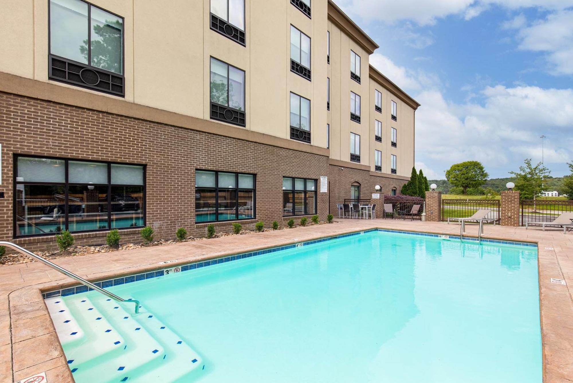 Holiday Inn Express & Suites - Cleveland Northwest By Ihg מראה חיצוני תמונה