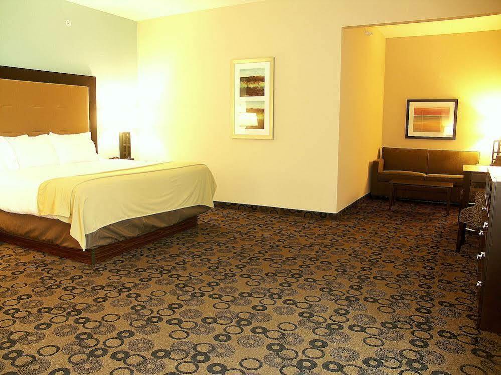 Holiday Inn Express & Suites - Cleveland Northwest By Ihg מראה חיצוני תמונה